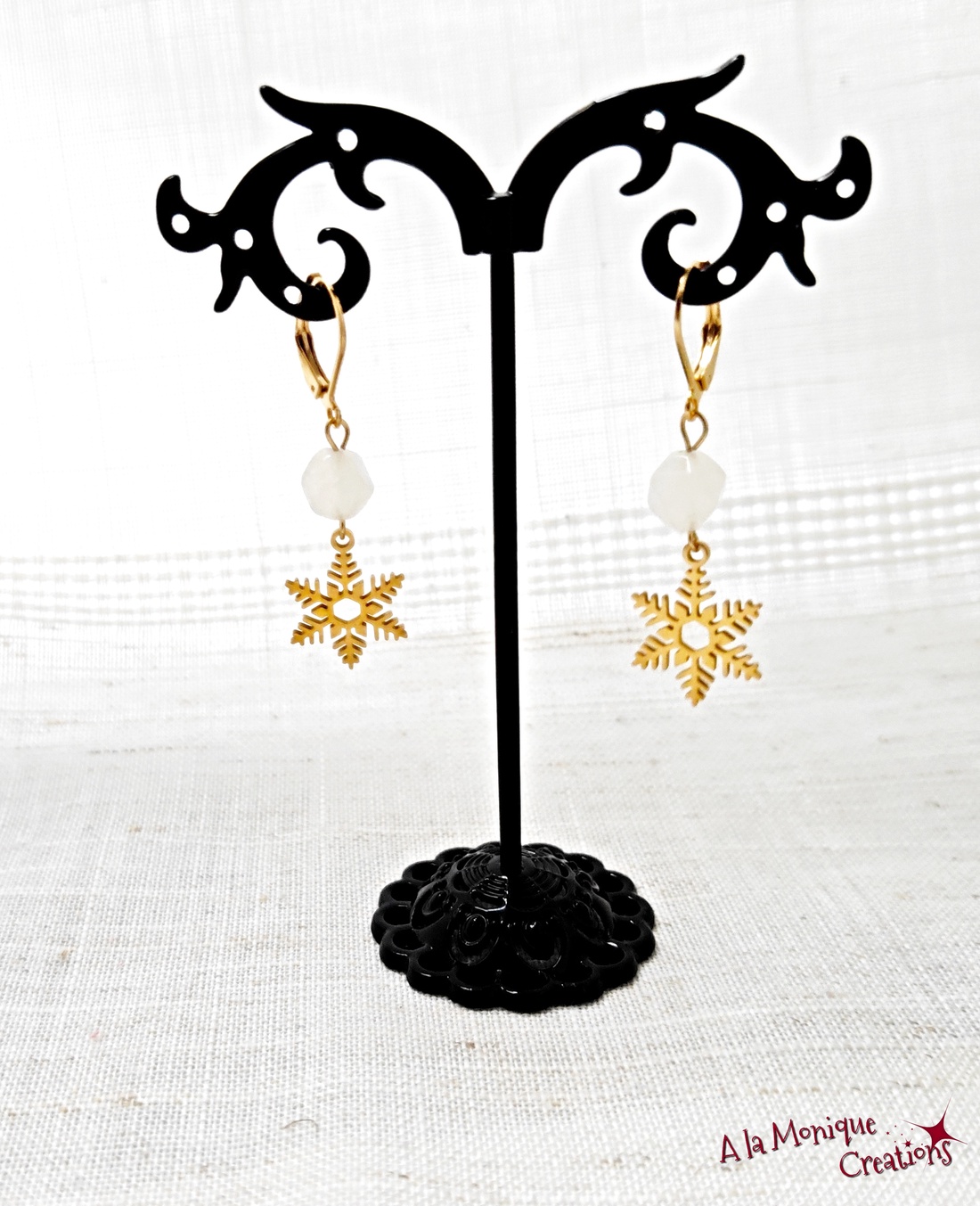 Cercei cu jad alb si fulg de zapada auriu - bijuterii - cercei - cercei din pietre semiprețioase - Artynos.ro