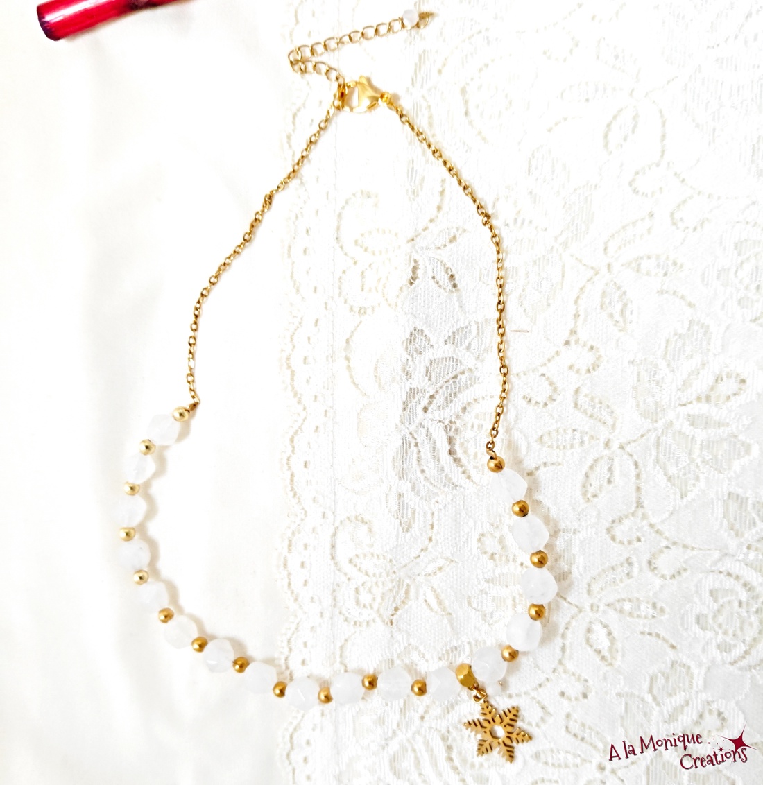 Colier cu jad alb si fulg de zapada auriu - bijuterii - coliere - coliere cu pandative - Artynos.ro