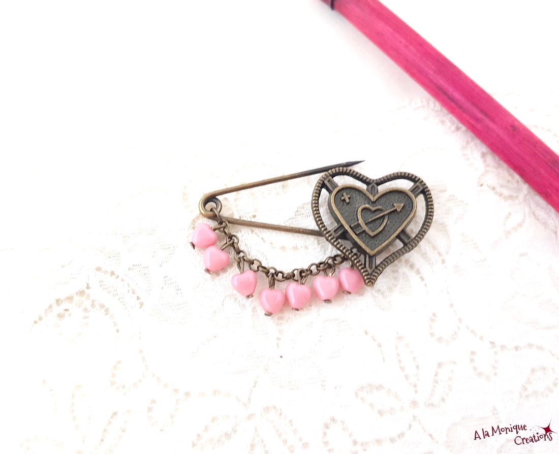 Brosa cu inimioare roz - bijuterii - broșe - Artynos.ro