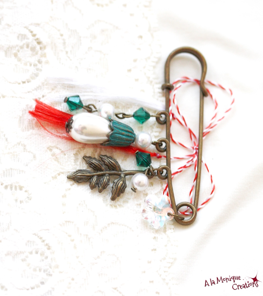 Brosa cu perle albe si cristale verzi - bijuterii - mărțișor - Artynos.ro