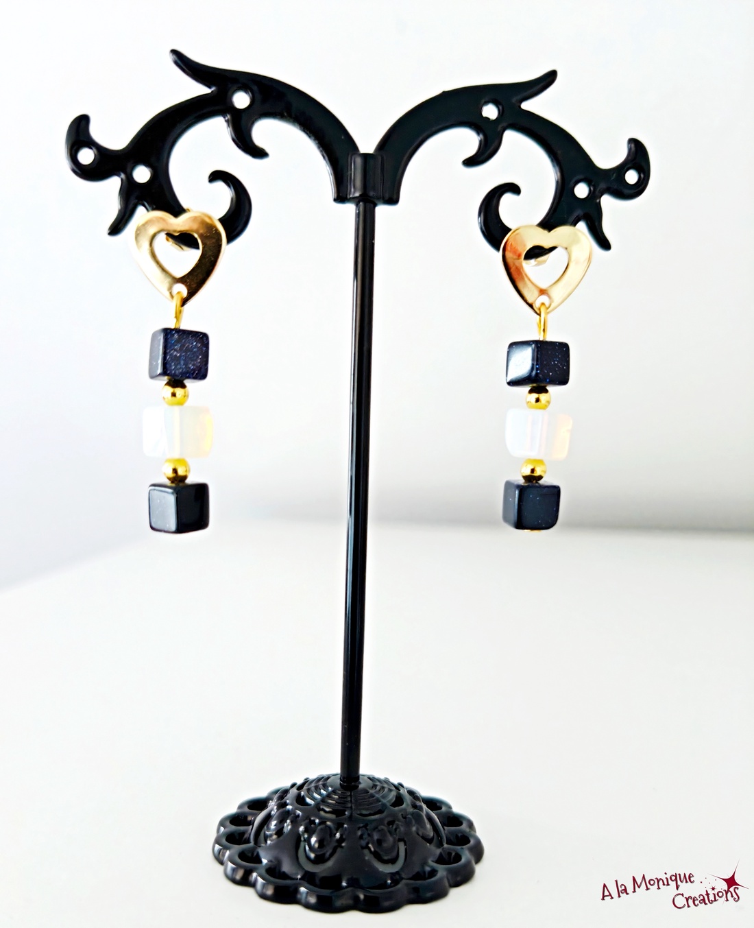 Cercei cu piatra soarelui opalit si inimioara - bijuterii - cercei - cercei din pietre semiprețioase - Artynos.ro