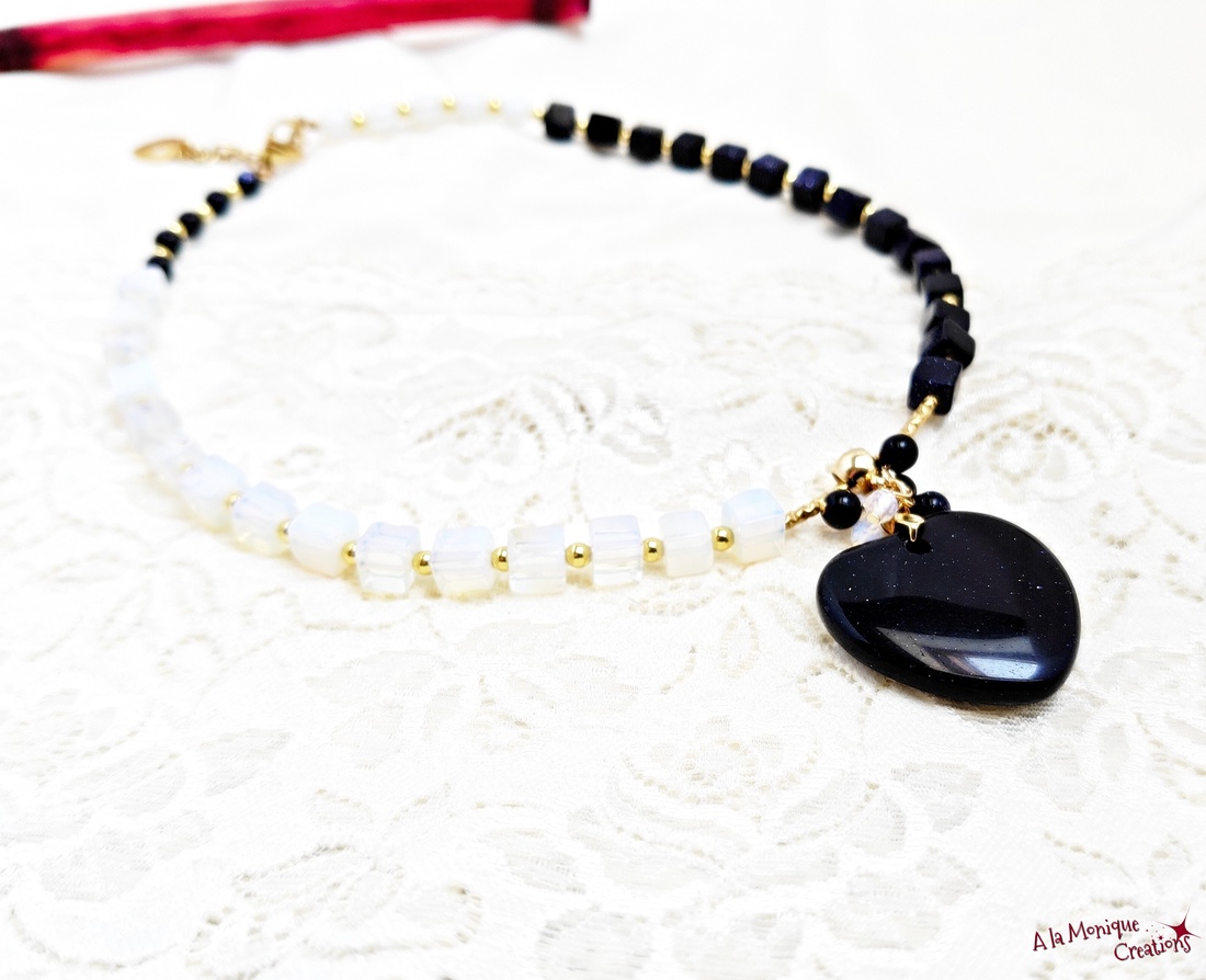 Colier cu piatra soarelui opalit si inimioara - bijuterii - coliere - coliere din pietre semiprețioase - Artynos.ro