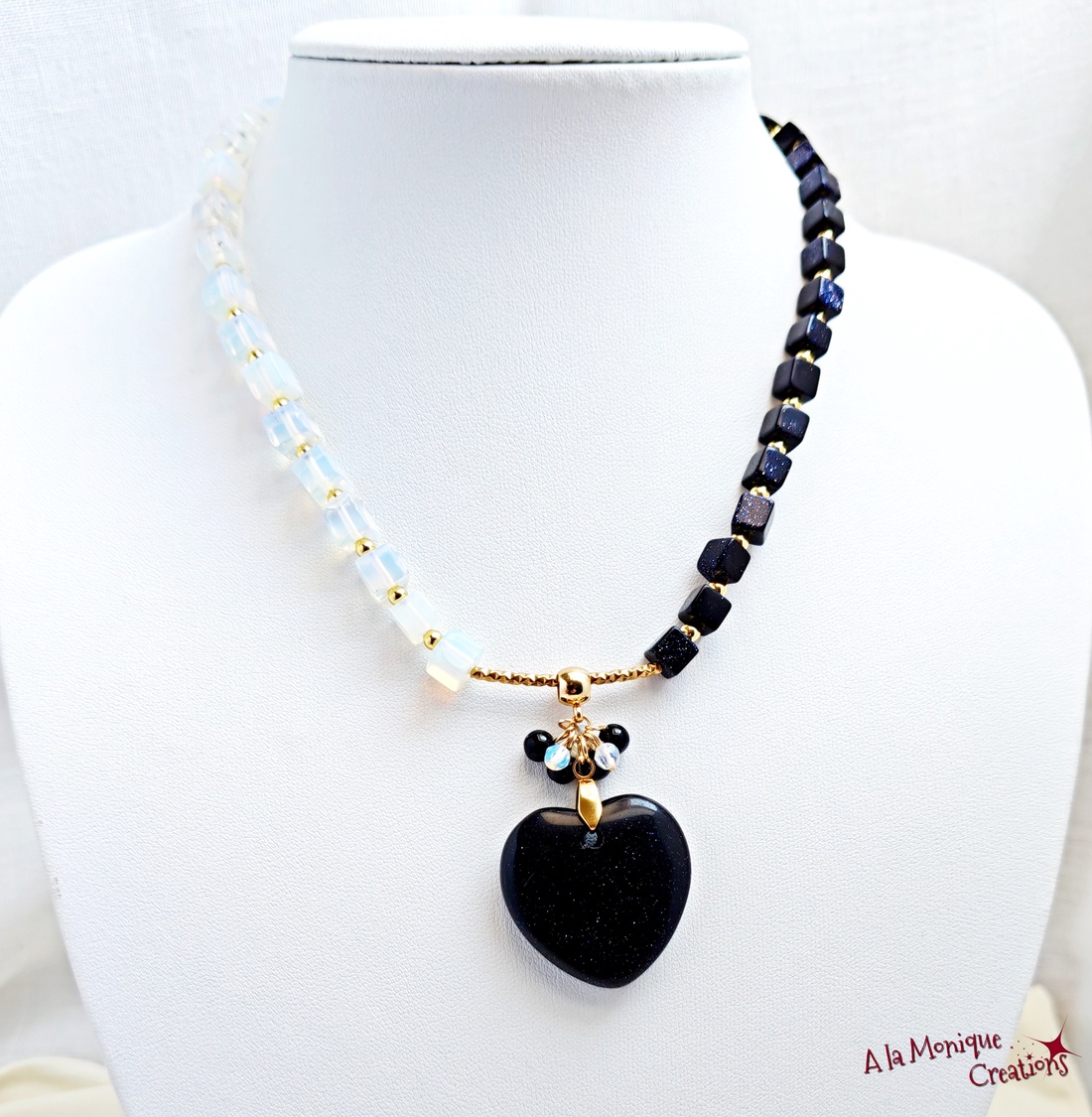 Colier cu piatra soarelui opalit si inimioara - bijuterii - coliere - coliere din pietre semiprețioase - Artynos.ro