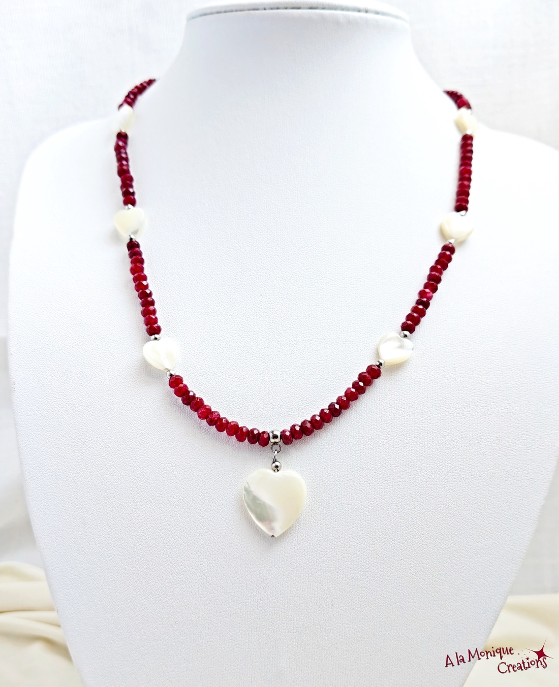 Colier cu inimi de sidef si jad grena - bijuterii - coliere - coliere din pietre semiprețioase - Artynos.ro