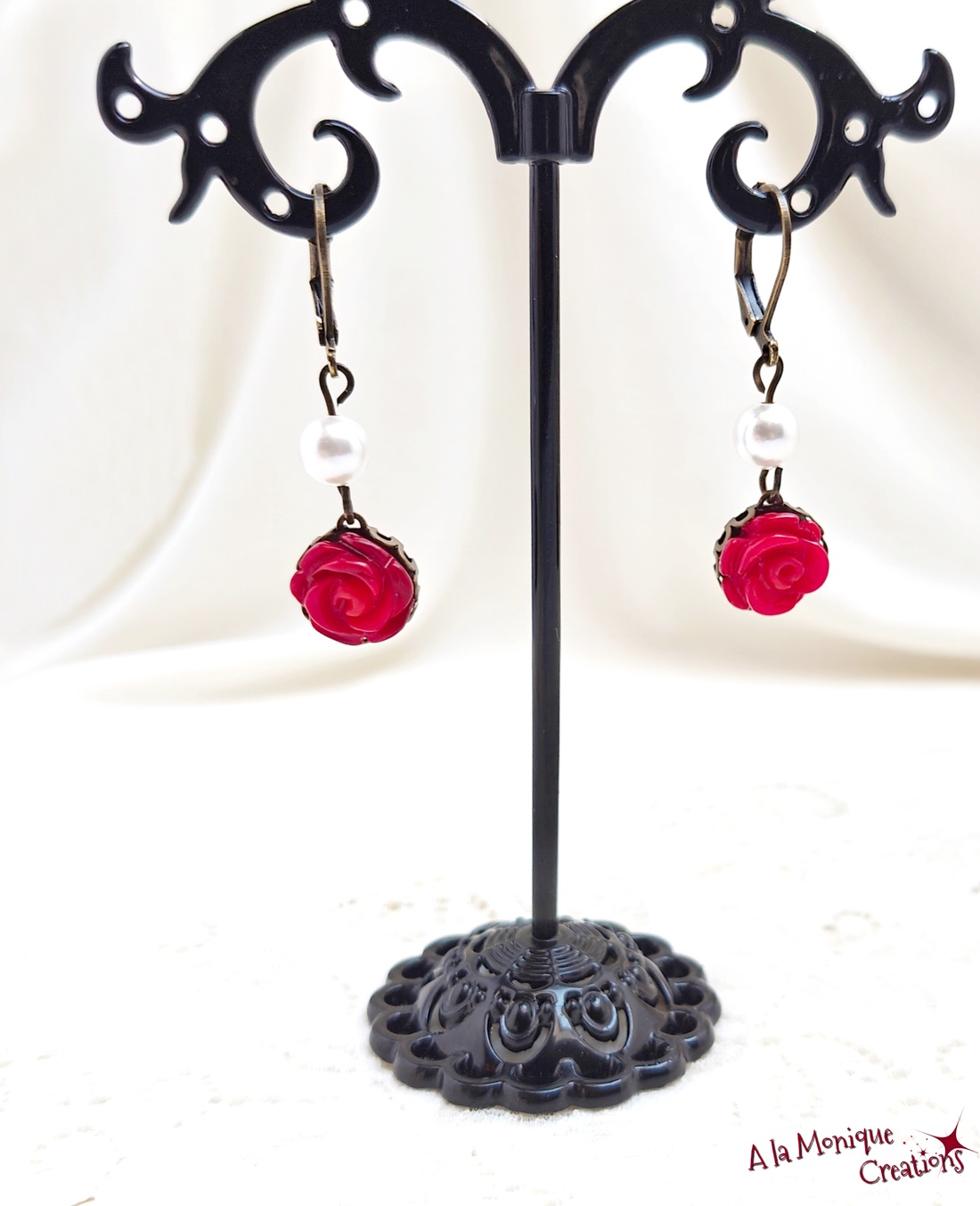 Cercei cu trandafiri de coral si perle albe - bijuterii - mărțișor - Artynos.ro