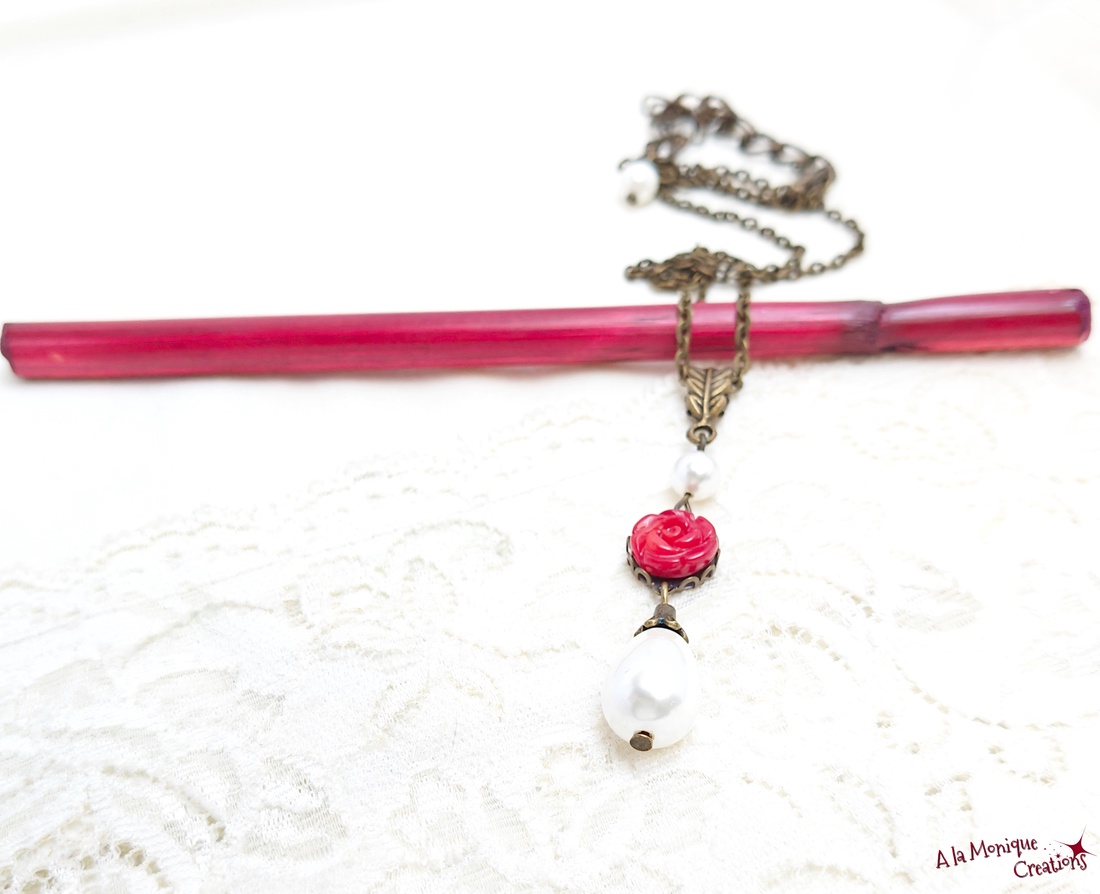 Colier cu trandafir de coral si perle albe - bijuterii - mărțișor - Artynos.ro