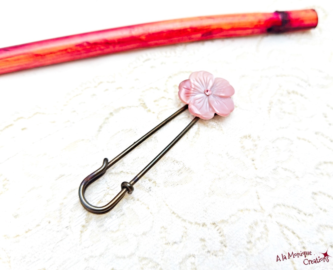 Brosa cu floare de sidef roz - bijuterii - broșe - Artynos.ro