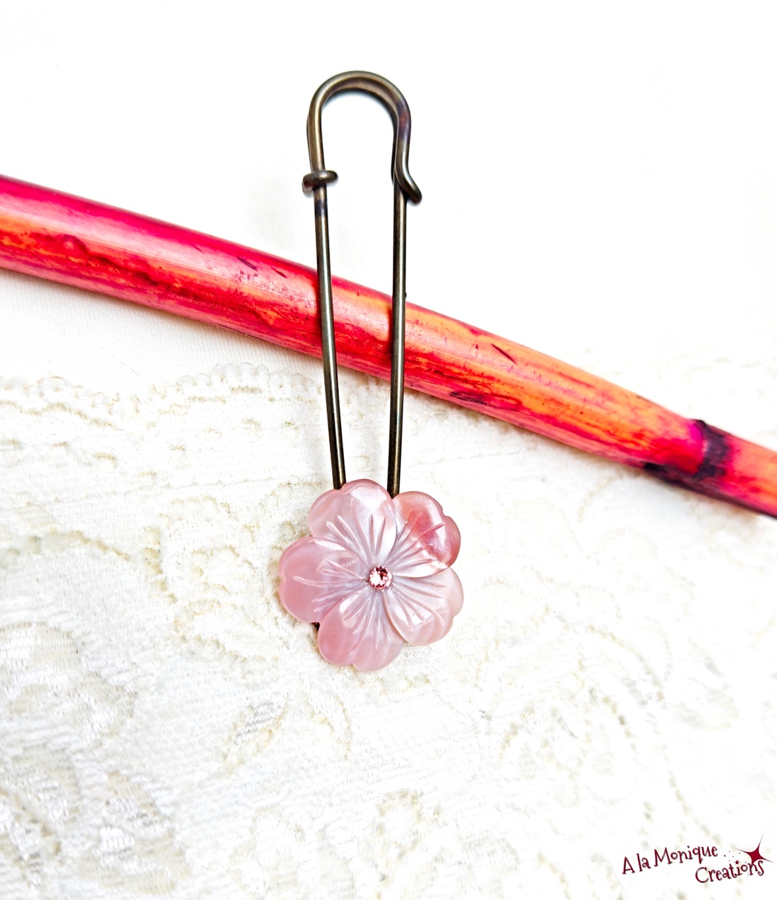 Brosa cu floare de sidef roz - bijuterii - broșe - Artynos.ro