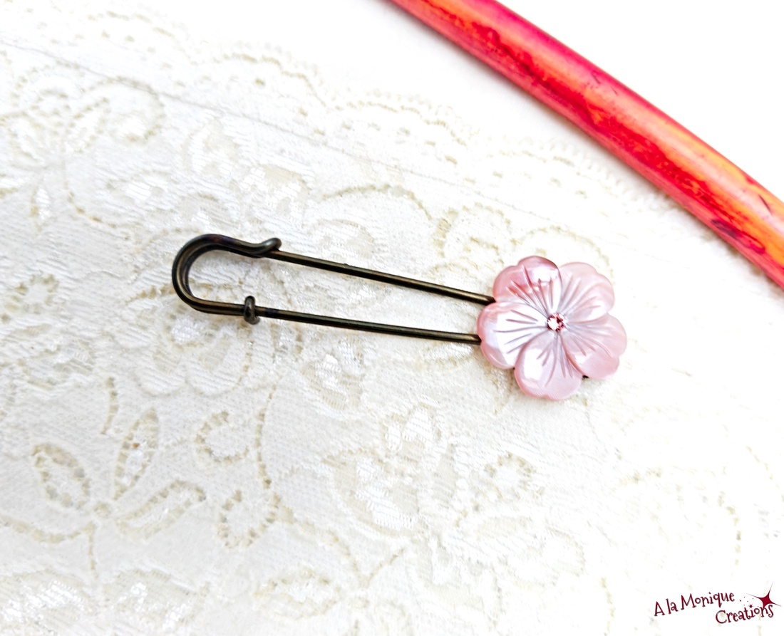 Brosa cu floare de sidef roz - bijuterii - broșe - Artynos.ro