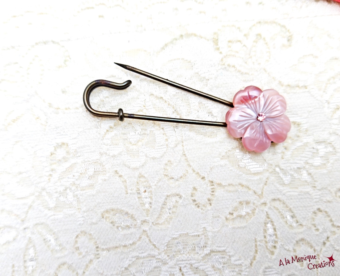 Brosa cu floare de sidef roz - bijuterii - broșe - Artynos.ro