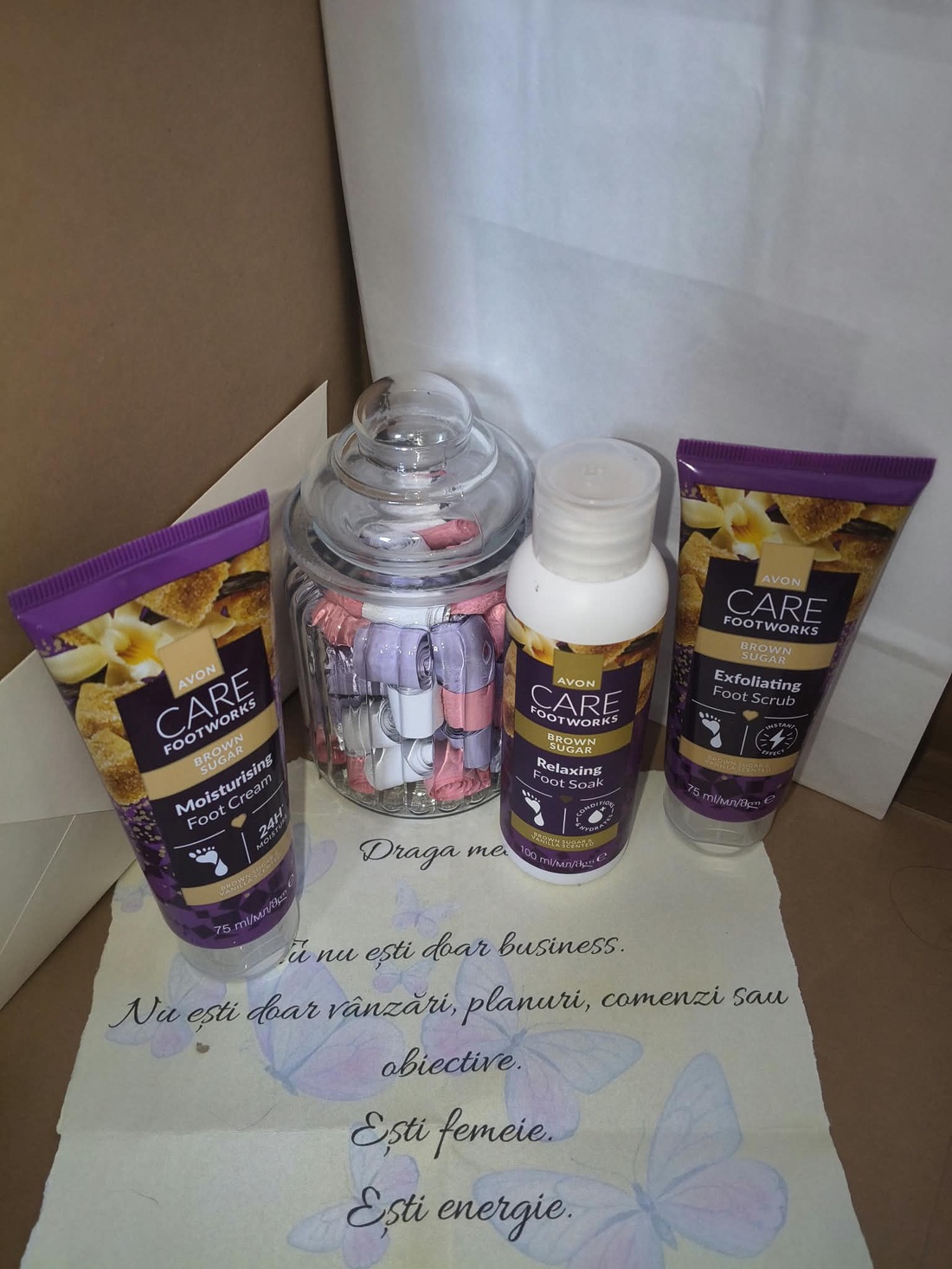 Cadou pentru femeie � Set îngrijire picioare Avon și borcan cu 50 de încurajări - igienă și înfrumusețare - produse de igienă personală - produse speciale pentru îngrijirea pielii - Artynos.ro