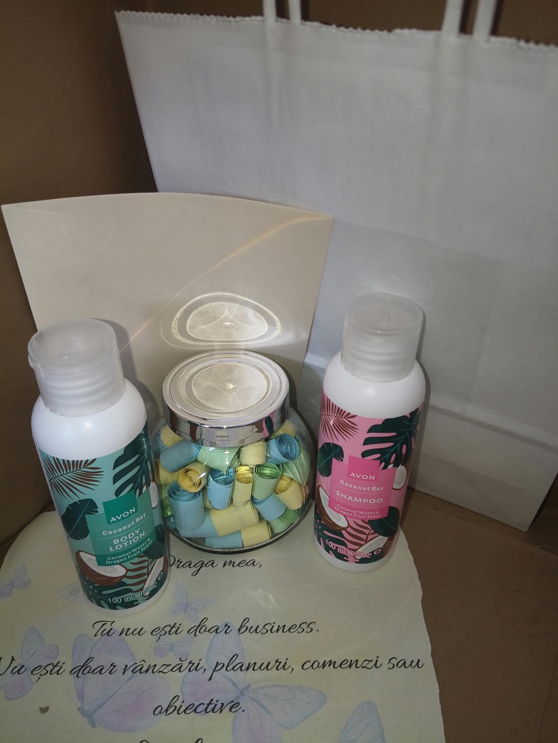 Cadou de răsfăț pentru ea � Mini Travel Avon + borcan cu mesaje pozitive - igienă și înfrumusețare - produse de igienă personală - produse speciale pentru îngrijirea pielii - Artynos.ro