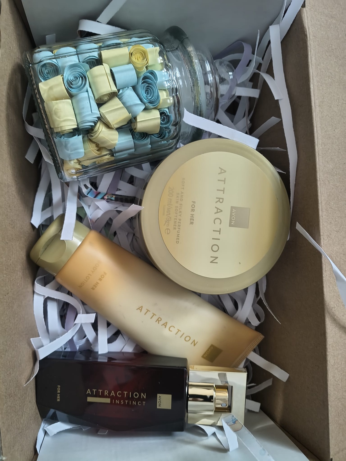 Set cadou Secret Santa � Borcan cu 100 de încurajări și set Avon Attraction - crăciun - moș nicolae - cadouri de moș nicolae - Artynos.ro