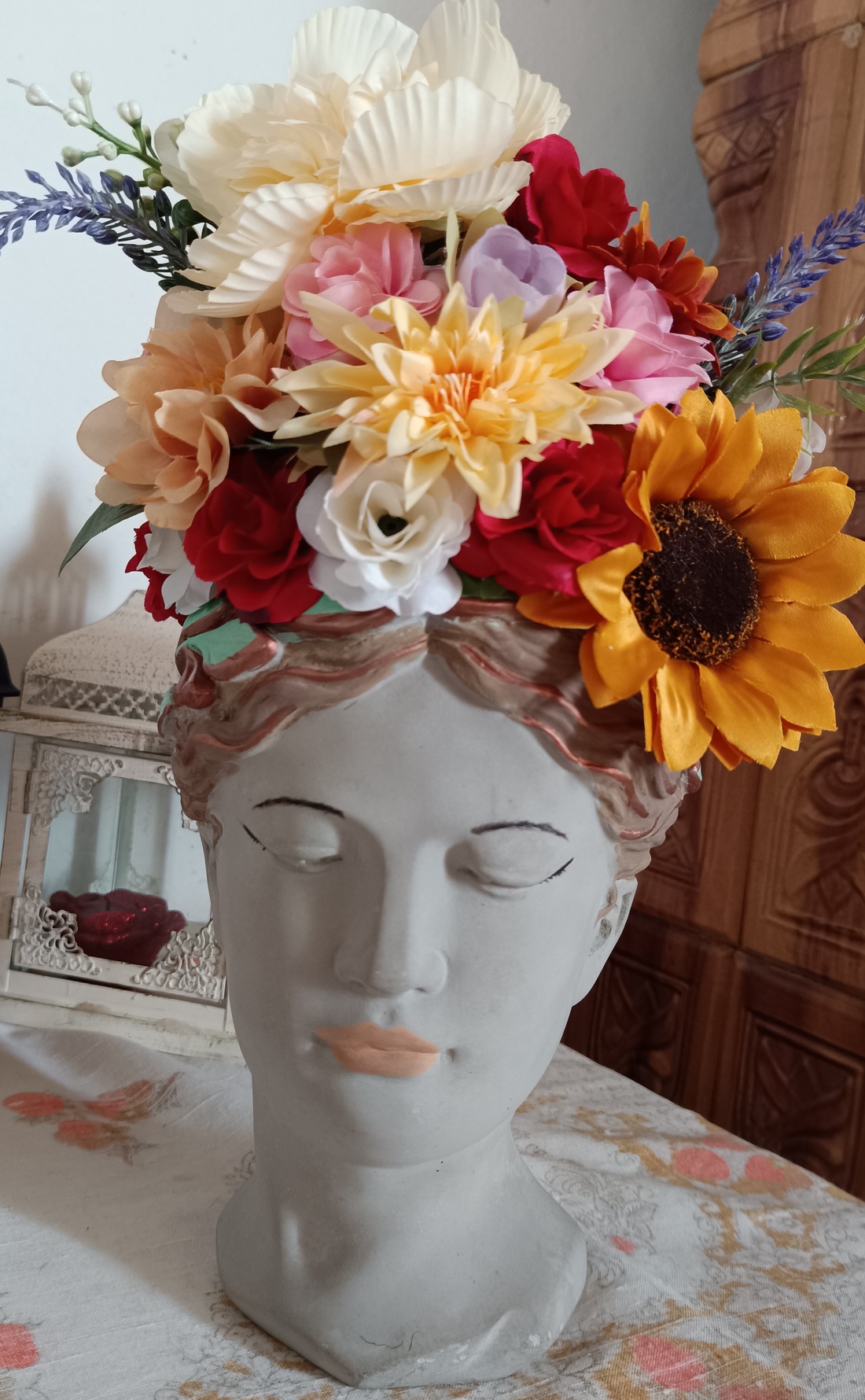 Ornament flori artificiale,pe suport model fata din ciment pictat  - casă & stil de viață - accesorii pentru decorat casa - suport de flori - accesorii florale - Artynos.ro
