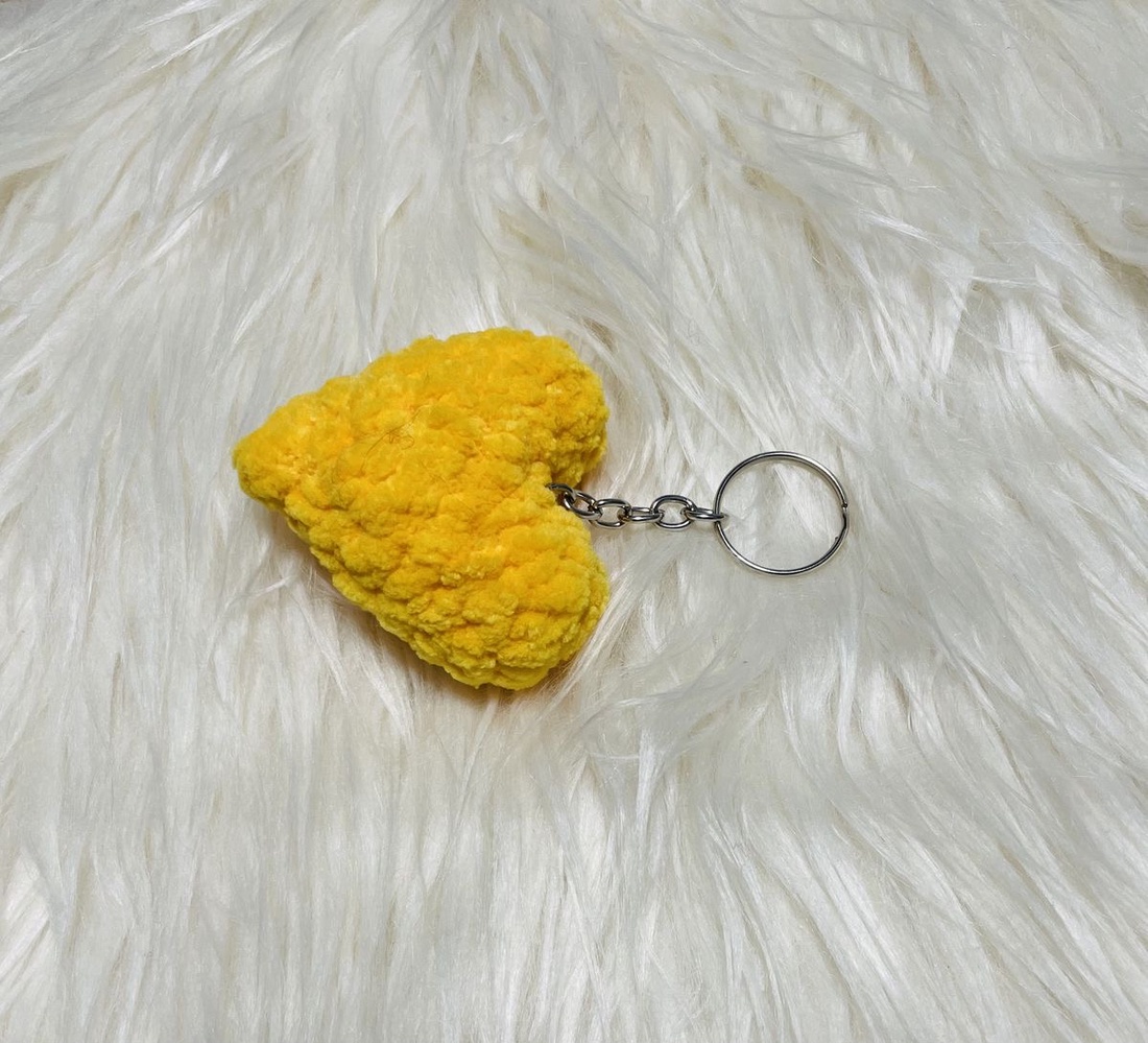 Breloc inimă galbenă croșetată  moale și veselă, realizată manual - genți și portofele - accesorii genți - breloc - Artynos.ro