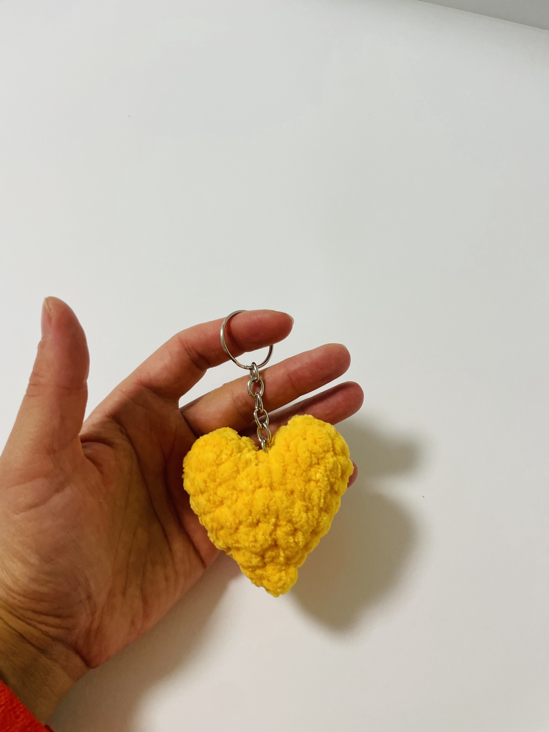 Breloc inimă galbenă croșetată  moale și veselă, realizată manual - genți și portofele - accesorii genți - breloc - Artynos.ro