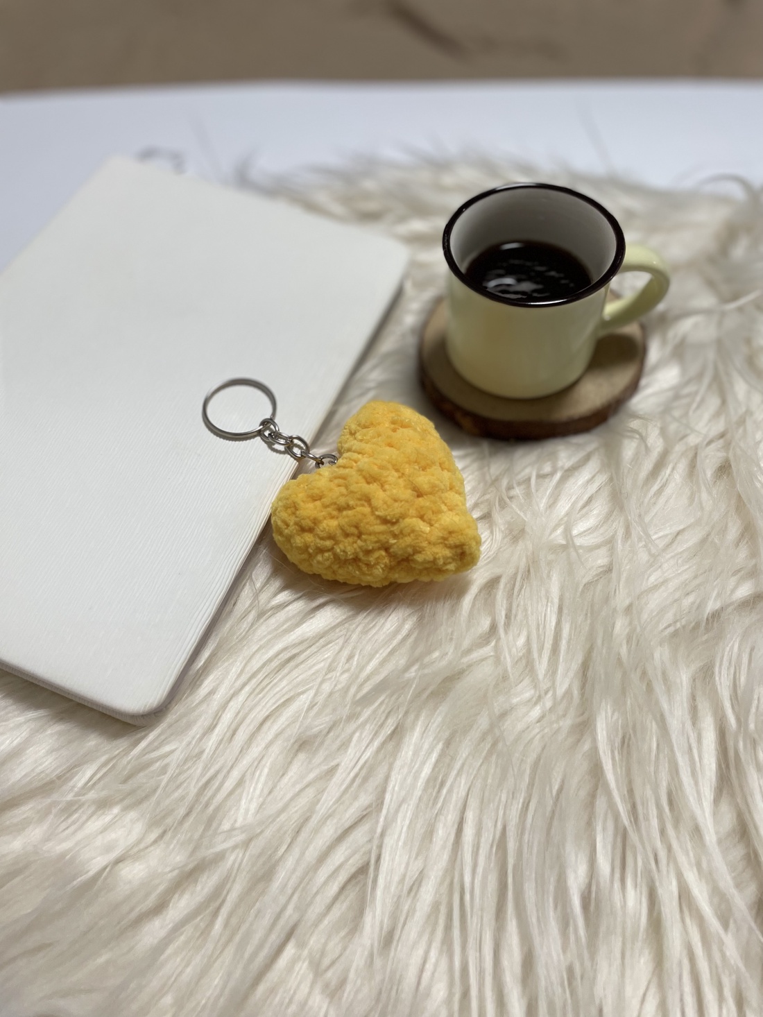 Breloc inimă galbenă croșetată  moale și veselă, realizată manual - genți și portofele - accesorii genți - breloc - Artynos.ro