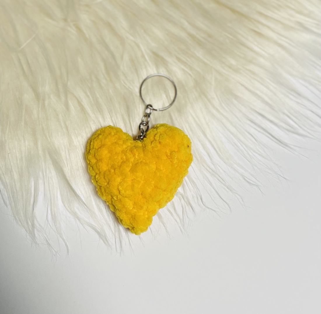 Breloc inimă galbenă croșetată  moale și veselă, realizată manual - genți și portofele - accesorii genți - breloc - Artynos.ro