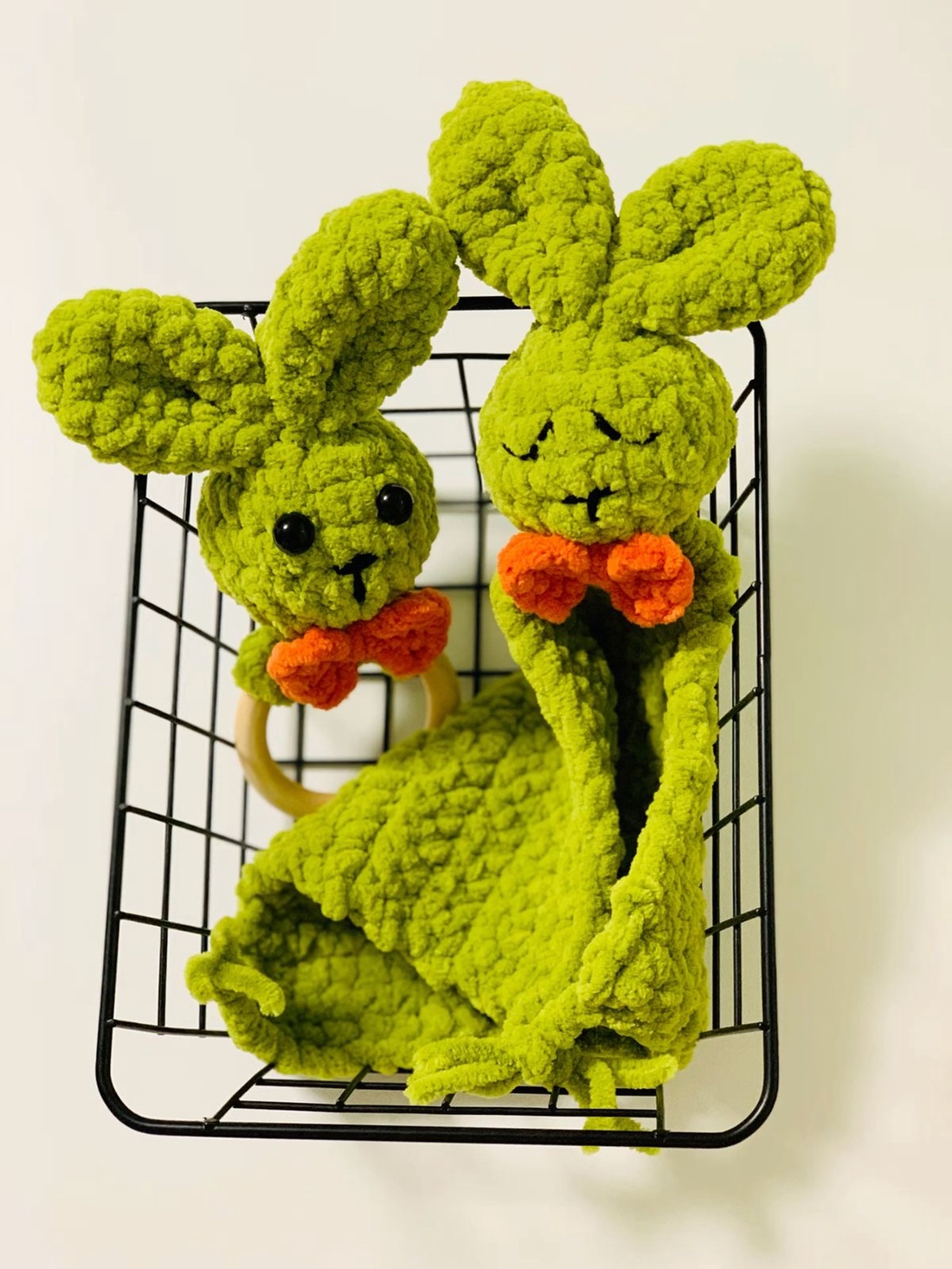 Set iepuraș verde  jucărie de dentiție și păturică de atașament handmade - jucării și echipamente pentru copii - jucării bebeluși - jucării de dentiție - Artynos.ro Set iepuraș verde  jucărie de dentiție și păturică de atașament handmade - jucării și echipamente pentru copii - jucării bebeluși - jucării de dentiție - Artynos.ro