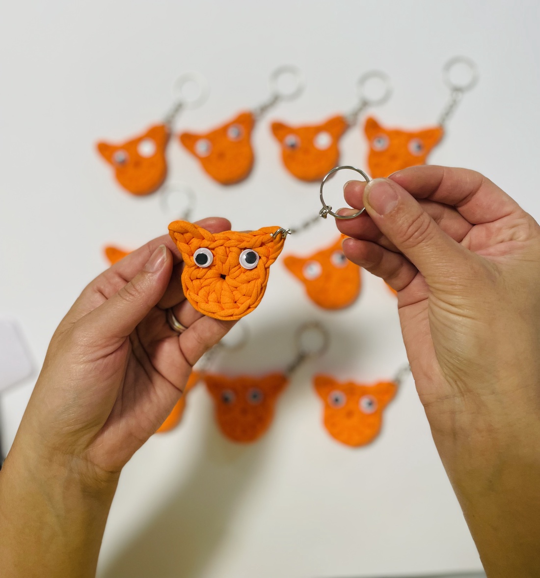 Breloc croșetat vulpiță - genți și portofele - accesorii genți - breloc - Artynos.ro