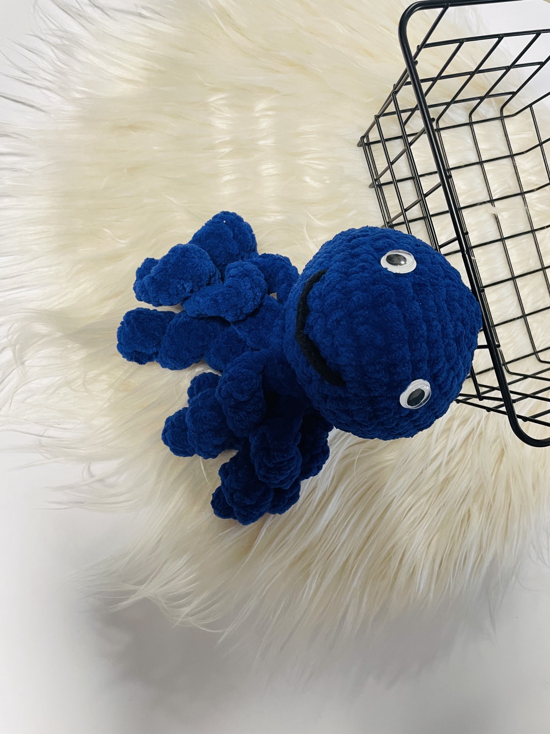 Caracatiță croșetată din catifea  jucărie moale și sigură, albastru închis - jucării și echipamente pentru copii - cadouri baby shower - Artynos.ro