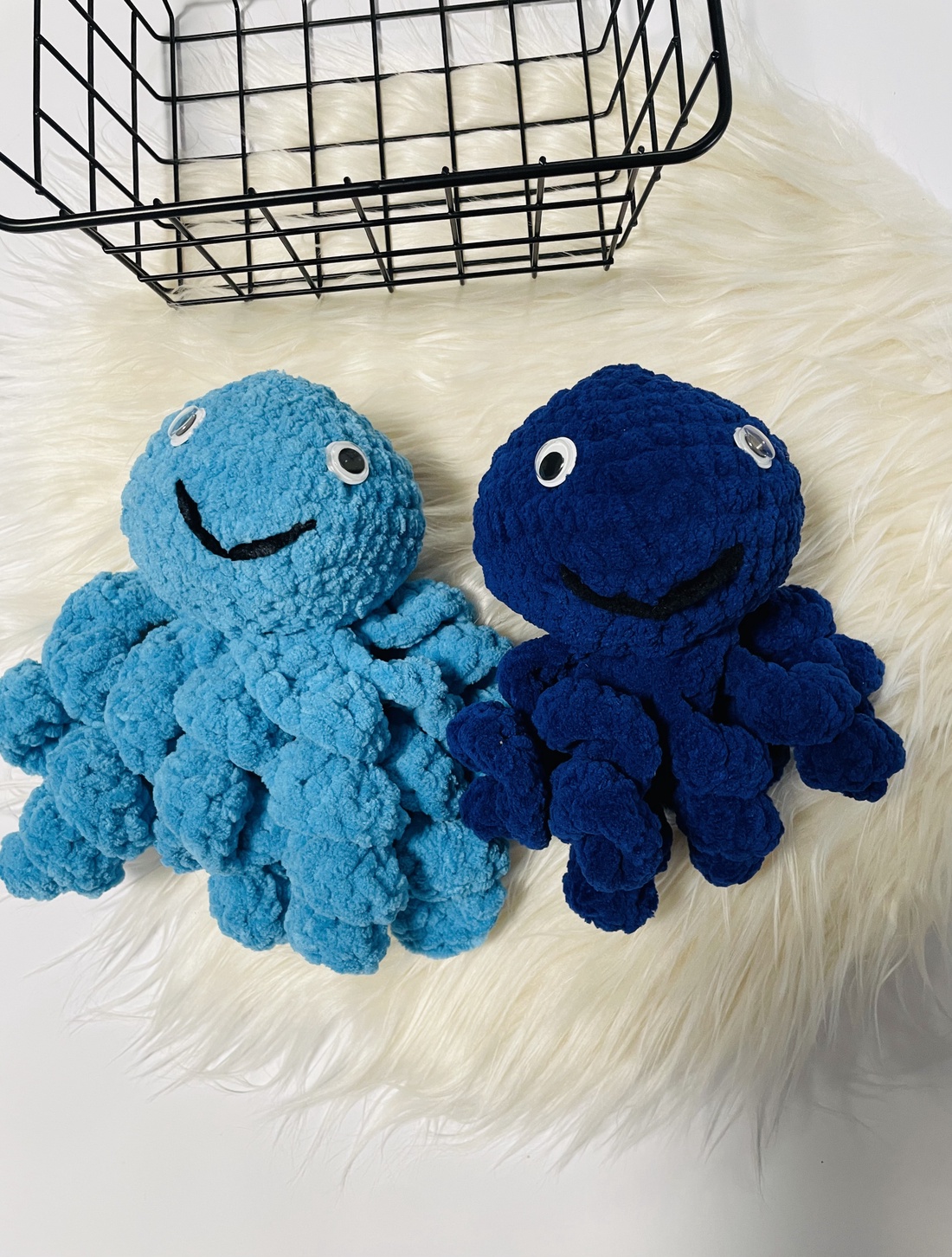 Caracatiță croșetată din catifea  jucărie moale și sigură, albastru închis - jucării și echipamente pentru copii - cadouri baby shower - Artynos.ro