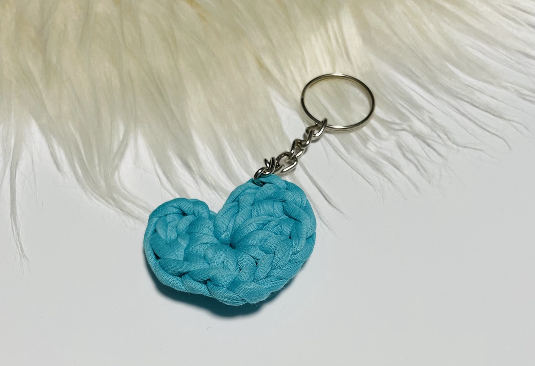 Breloc inimioară croșetată din bumbac  accesoriu handmade albastru-turcoaz cu detaliu metalic - genți și portofele - accesorii genți - breloc - Artynos.ro