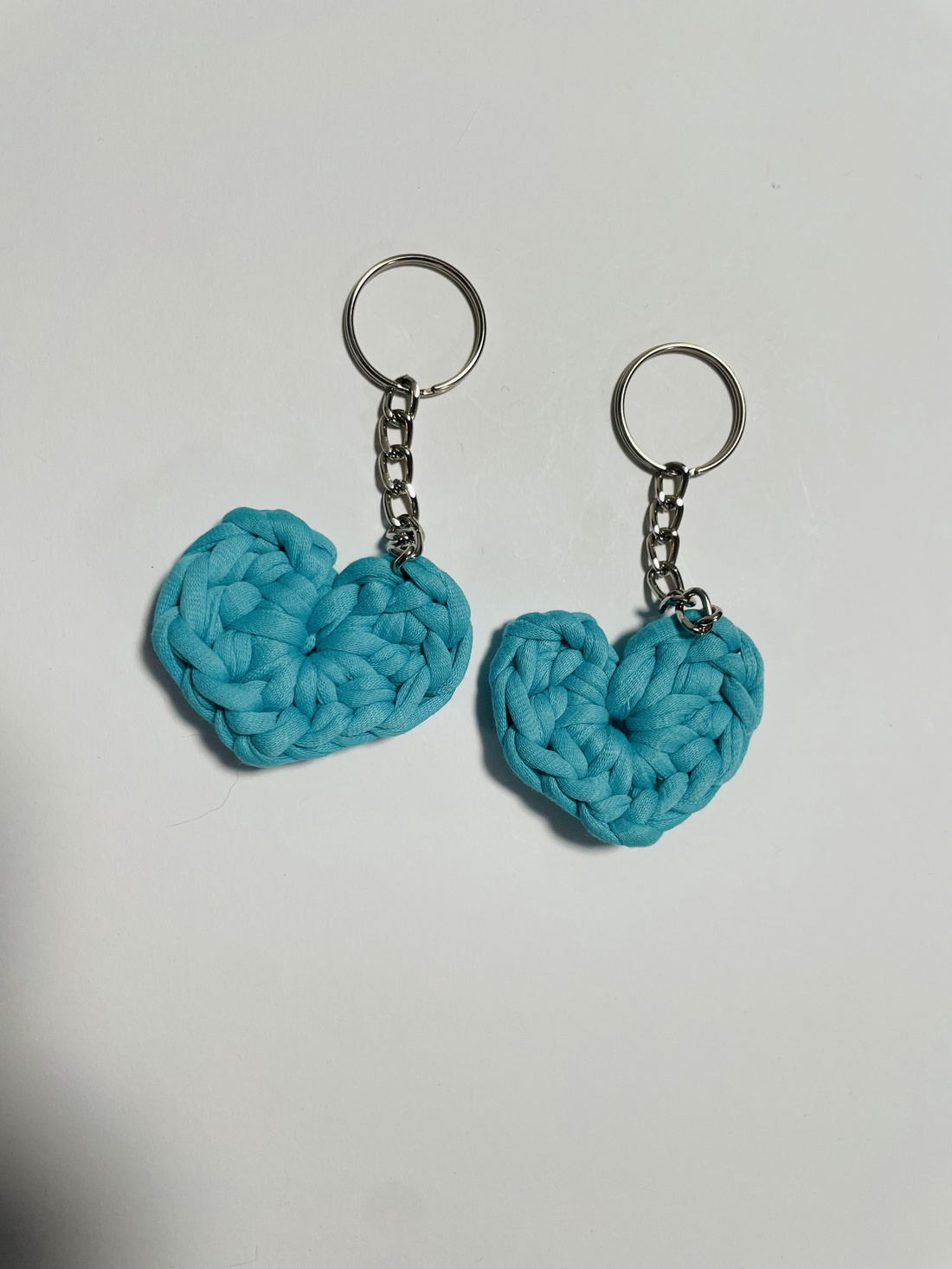 Breloc inimioară croșetată din bumbac  accesoriu handmade albastru-turcoaz cu detaliu metalic - genți și portofele - accesorii genți - breloc - Artynos.ro