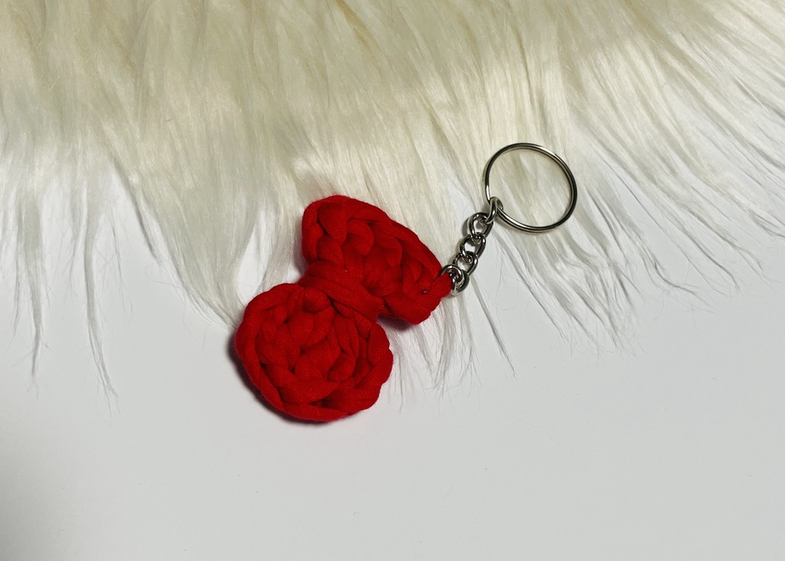 Breloc fundiță croșetată din bumbac  accesoriu handmade roșu cu detaliu metalic - genți și portofele - accesorii genți - breloc - Artynos.ro Breloc fundiță croșetată din bumbac  accesoriu handmade roșu cu detaliu metalic - genți și portofele - accesorii genți - breloc - Artynos.ro