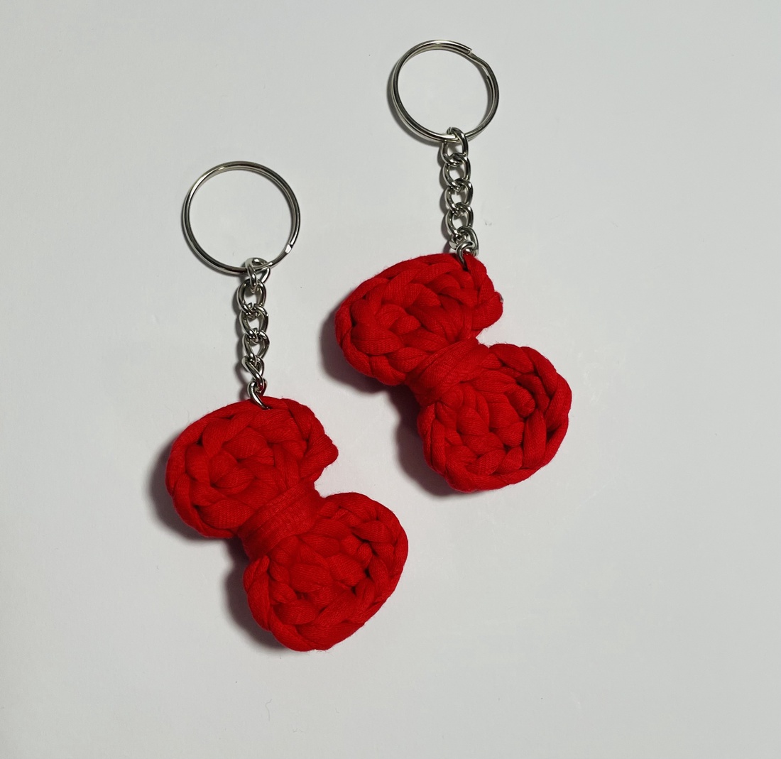 Breloc fundiță croșetată din bumbac  accesoriu handmade roșu cu detaliu metalic - genți și portofele - accesorii genți - breloc - Artynos.ro Breloc fundiță croșetată din bumbac  accesoriu handmade roșu cu detaliu metalic - genți și portofele - accesorii genți - breloc - Artynos.ro