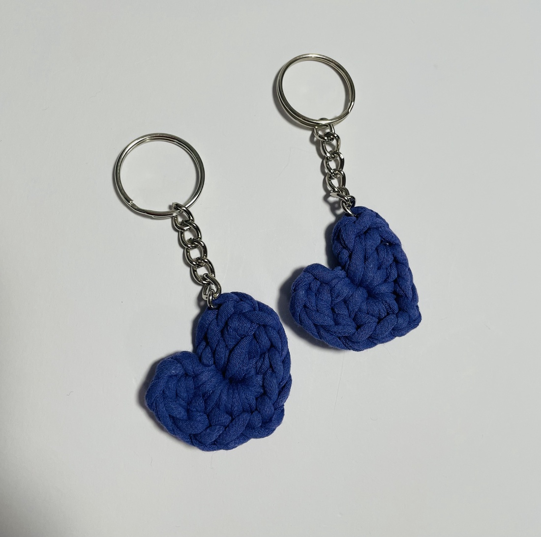 Breloc inimioară croșetată din bumbac  accesoriu handmade mov cu detaliu metalic - genți și portofele - accesorii genți - breloc - Artynos.ro