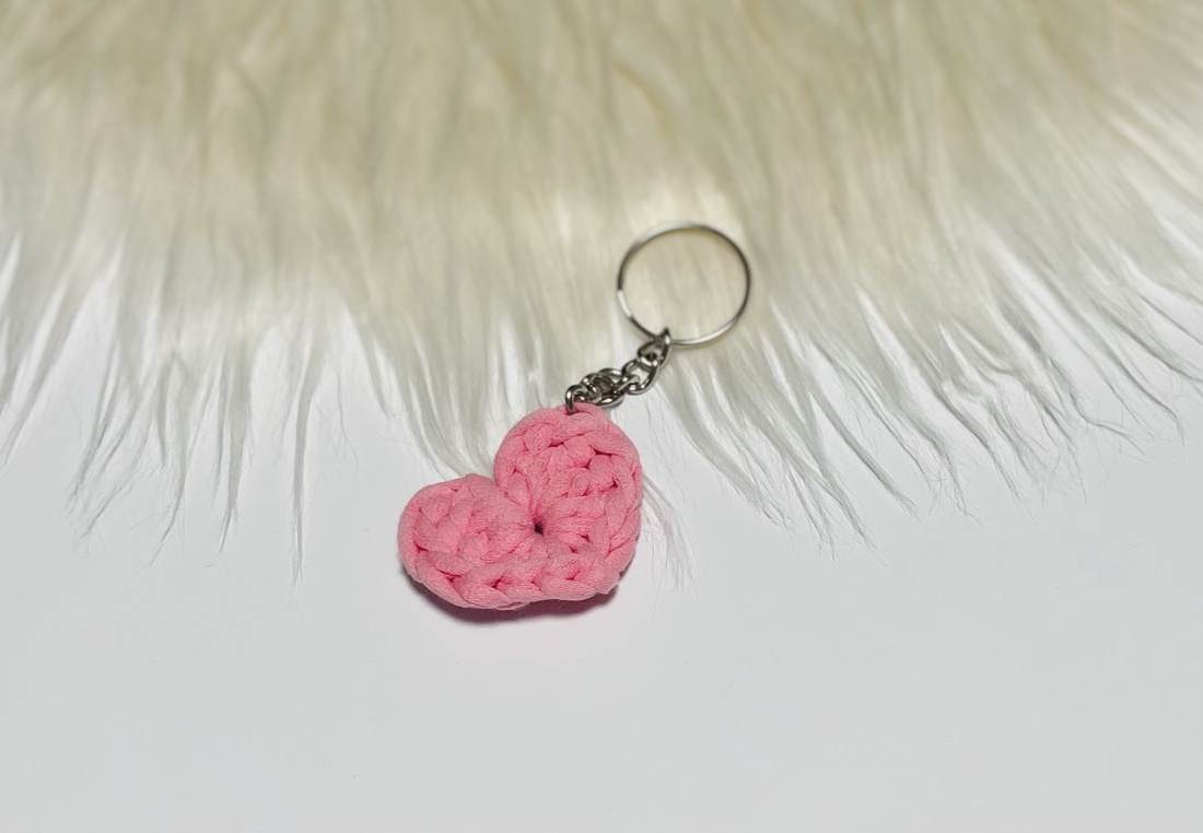 Breloc inimă croșetată din bumbac  accesoriu handmade roz cu detaliu metalic - genți și portofele - accesorii genți - breloc - Artynos.ro