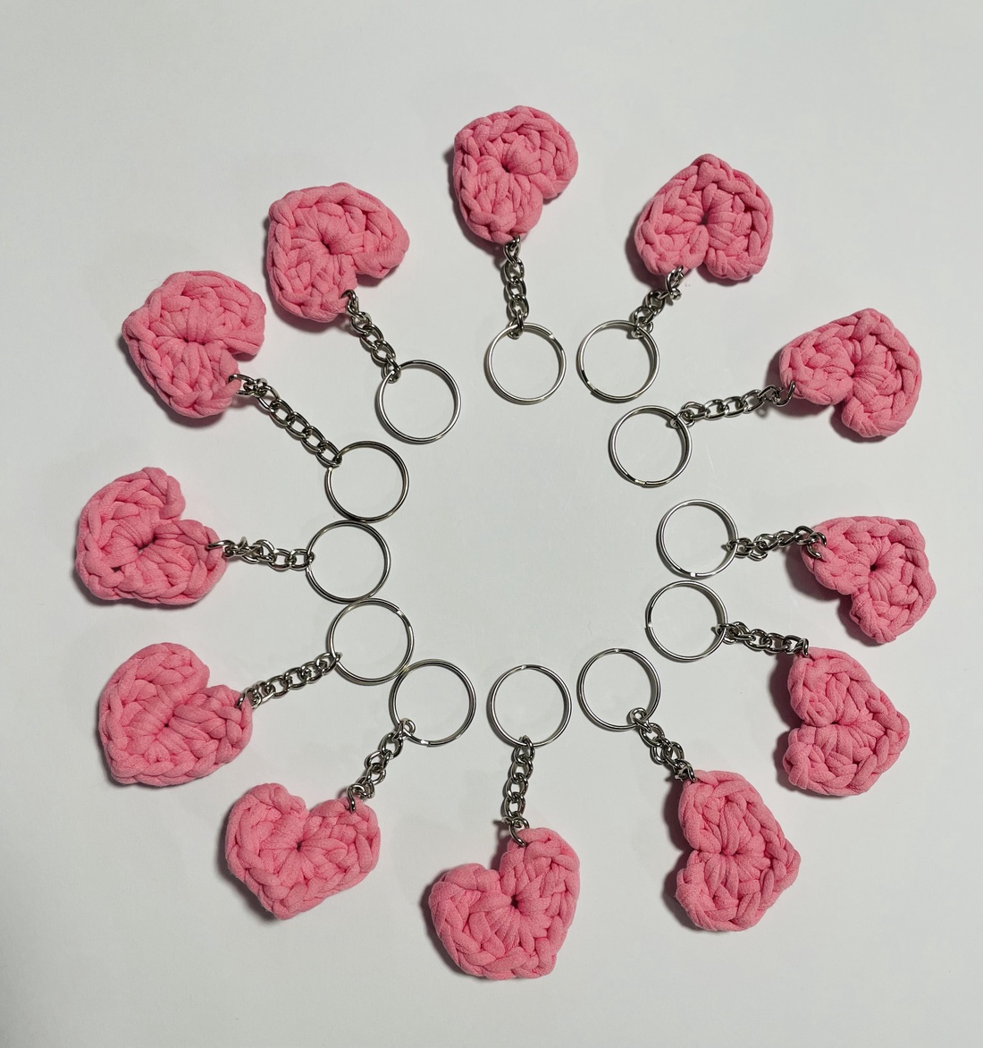 Breloc inimă croșetată din bumbac  accesoriu handmade roz cu detaliu metalic - genți și portofele - accesorii genți - breloc - Artynos.ro