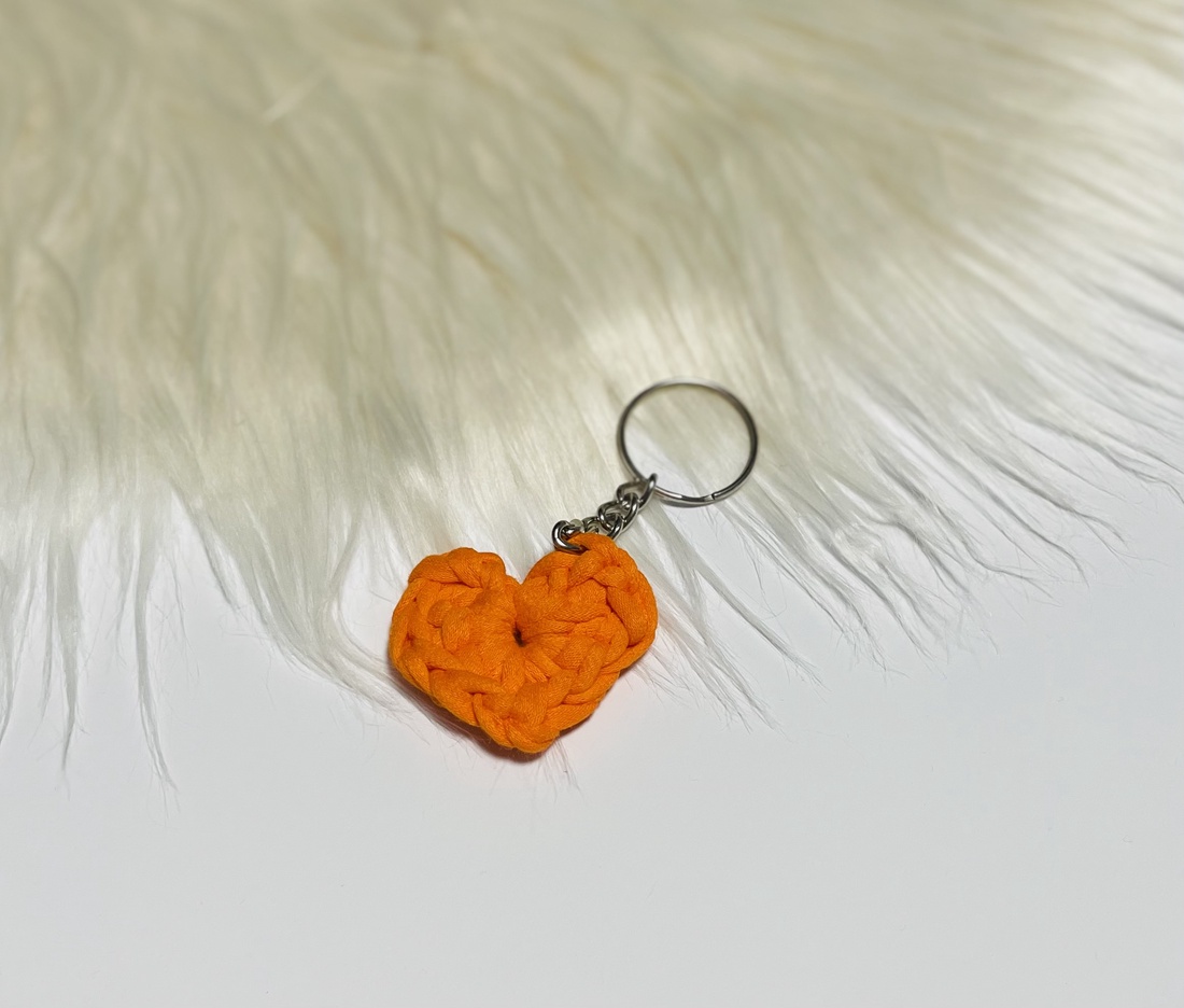 Breloc inimă croșetată din bumbac  accesoriu handmade portocaliu cu detaliu metalic - genți și portofele - accesorii genți - breloc - Artynos.ro Breloc inimă croșetată din bumbac  accesoriu handmade portocaliu cu detaliu metalic - genți și portofele - accesorii genți - breloc - Artynos.ro