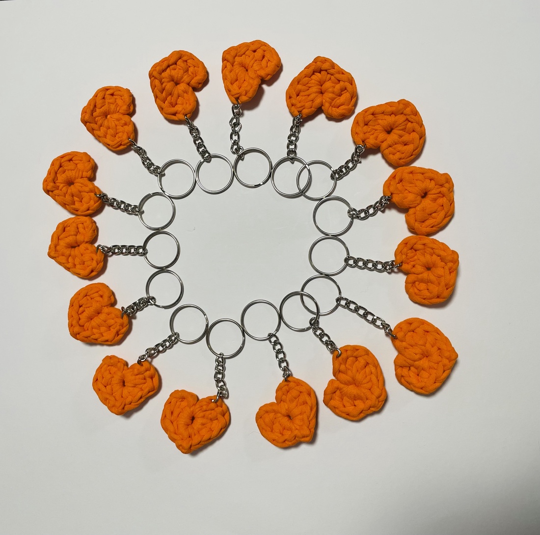 Breloc inimă croșetată din bumbac  accesoriu handmade portocaliu cu detaliu metalic - genți și portofele - accesorii genți - breloc - Artynos.ro Breloc inimă croșetată din bumbac  accesoriu handmade portocaliu cu detaliu metalic - genți și portofele - accesorii genți - breloc - Artynos.ro