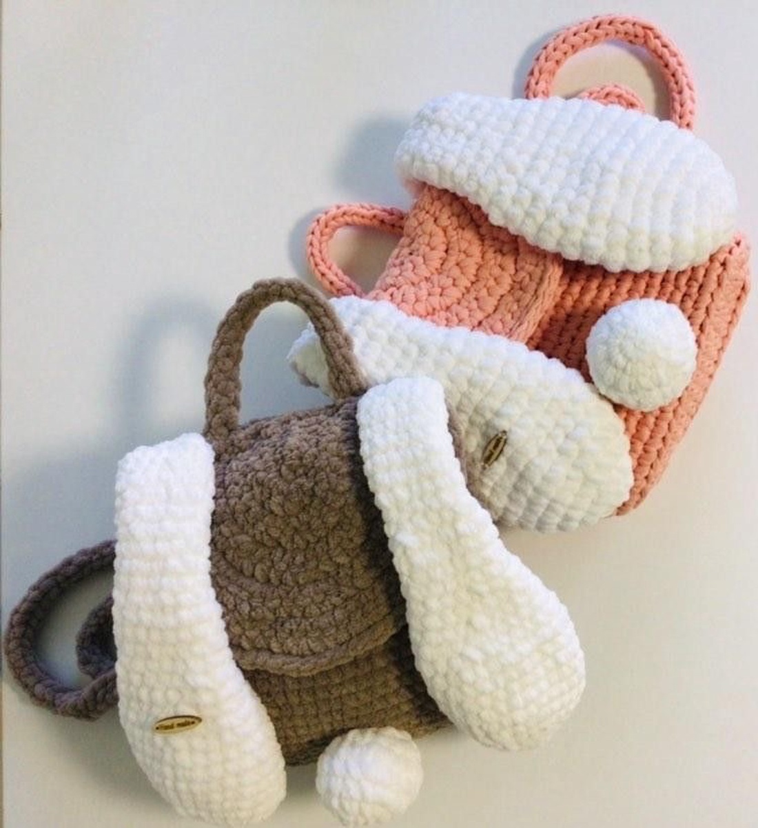 Rucsăcel croșetat iepuraș  accesoriu handmade pentru copii, culoare cacao cu lapte - jucării și echipamente pentru copii - saci și seturi pentru copii - rucsac și saci pentru copii - Artynos.ro