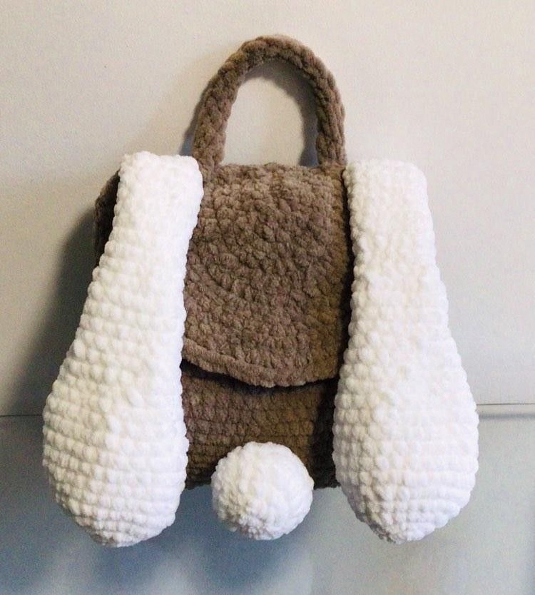 Rucsăcel croșetat iepuraș  accesoriu handmade pentru copii, culoare cacao cu lapte - jucării și echipamente pentru copii - saci și seturi pentru copii - rucsac și saci pentru copii - Artynos.ro