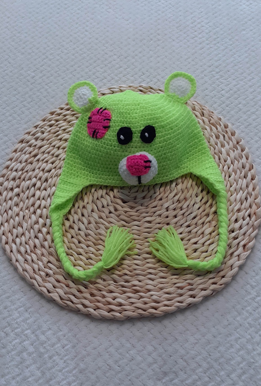 Căciuliță croșetată pentru bebeluși  model ursuleț verde neon cu petic roz, 03 luni - îmbrăcăminte și modă - eșarfe, pălării, fularuri - căciulă - Artynos.ro