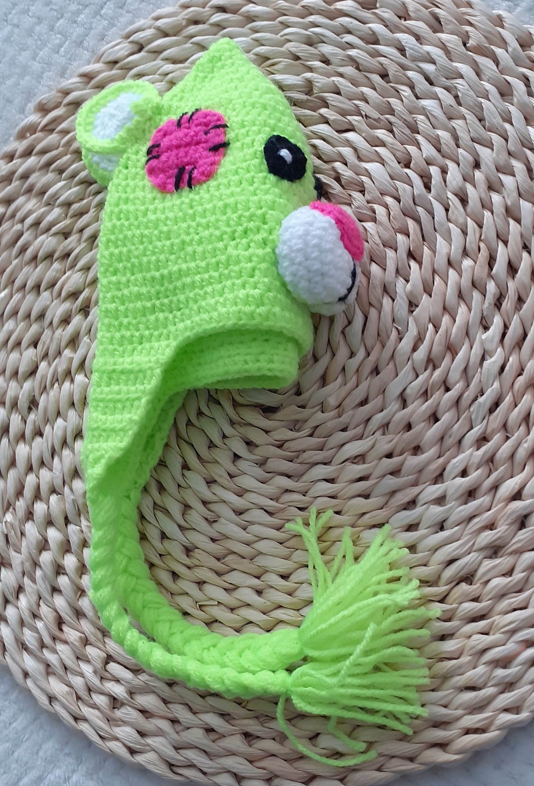 Căciuliță croșetată pentru bebeluși  model ursuleț verde neon cu petic roz, 03 luni - îmbrăcăminte și modă - eșarfe, pălării, fularuri - căciulă - Artynos.ro