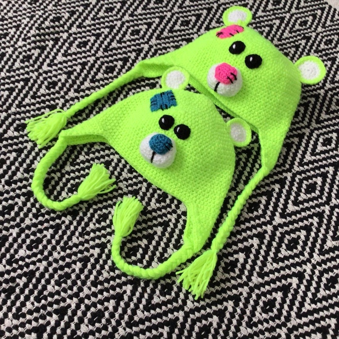 Căciuliță croșetată pentru bebeluși  model ursuleț verde neon cu petic albastru, 03 luni - îmbrăcăminte și modă - eșarfe, pălării, fularuri - căciulă - Artynos.ro Căciuliță croșetată pentru bebeluși  model ursuleț verde neon cu petic albastru, 03 luni - îmbrăcăminte și modă - eșarfe, pălării, fularuri - căciulă - Artynos.ro