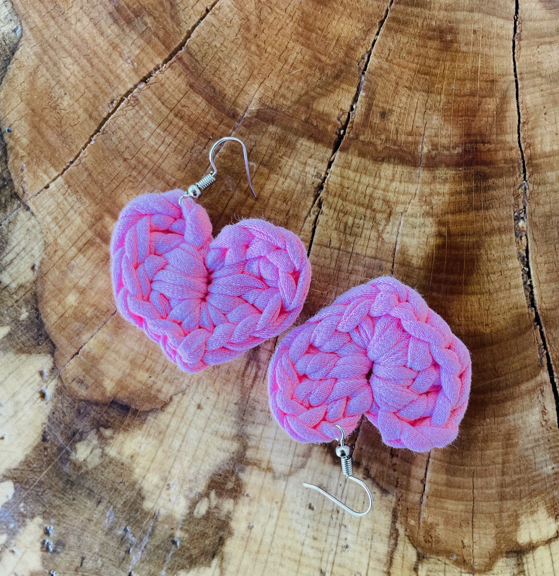 Cercei inimă croșetați  accesorii handmade roz din fir de bumbac - bijuterii - cercei - cercei lungi - Artynos.ro Cercei inimă croșetați  accesorii handmade roz din fir de bumbac - bijuterii - cercei - cercei lungi - Artynos.ro