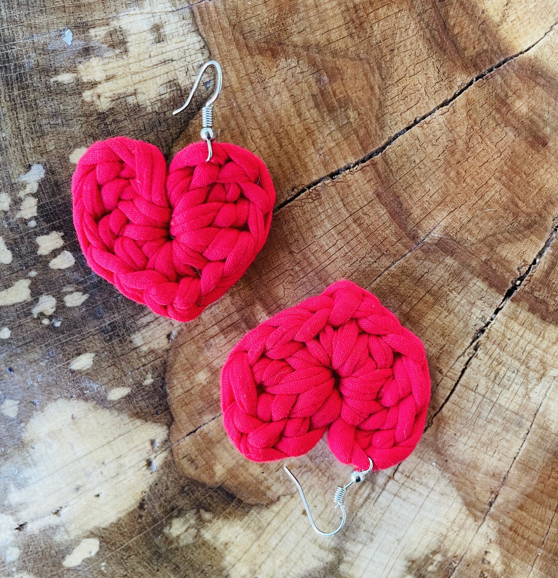 Cercei inimă croșetați  accesorii handmade roșii din fir de bumbac - bijuterii - cercei - cercei lungi - Artynos.ro Cercei inimă croșetați  accesorii handmade roșii din fir de bumbac - bijuterii - cercei - cercei lungi - Artynos.ro