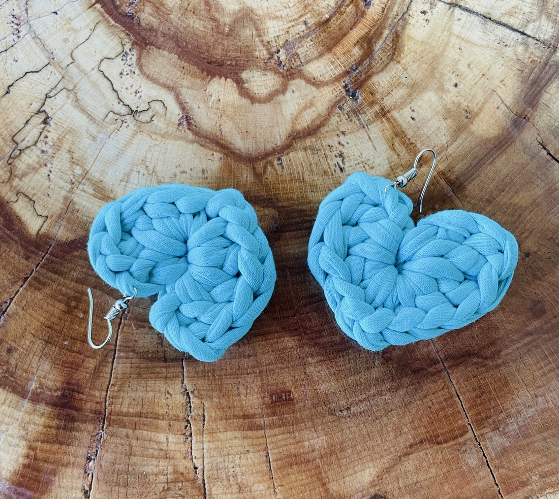 Cercei inimă croșetați  accesorii handmade albaștri din fir de bumbac - bijuterii - cercei - cercei lungi - Artynos.ro Cercei inimă croșetați  accesorii handmade albaștri din fir de bumbac - bijuterii - cercei - cercei lungi - Artynos.ro