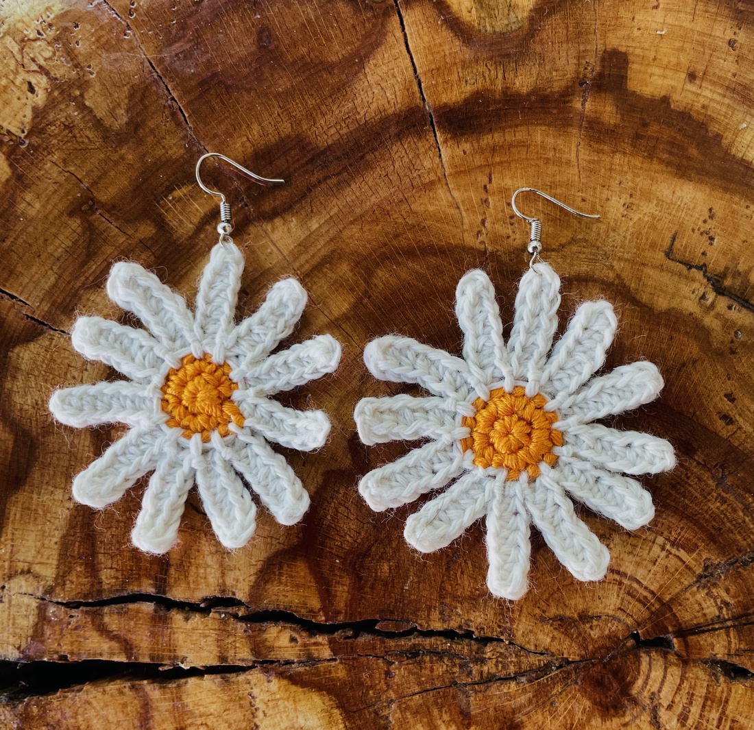 Cercei margarete croșetați  accesorii handmade din fir de bumbac - bijuterii - cercei - cercei lungi - Artynos.ro Cercei margarete croșetați  accesorii handmade din fir de bumbac - bijuterii - cercei - cercei lungi - Artynos.ro