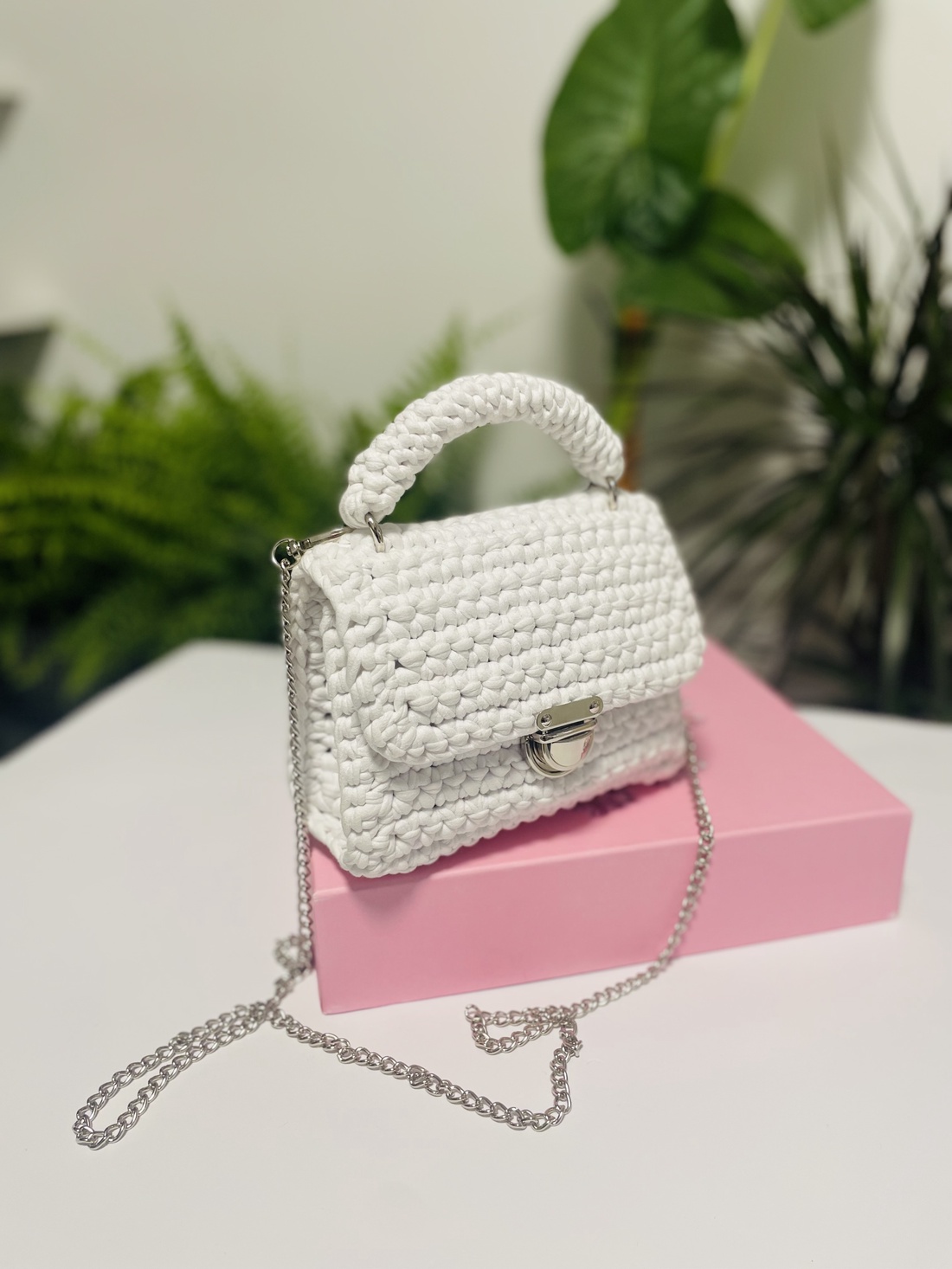 Poșetă croșetată manual  alb pur și elegant  - genți și portofele - genți de mână și umăr - geantă casual - Artynos.ro
