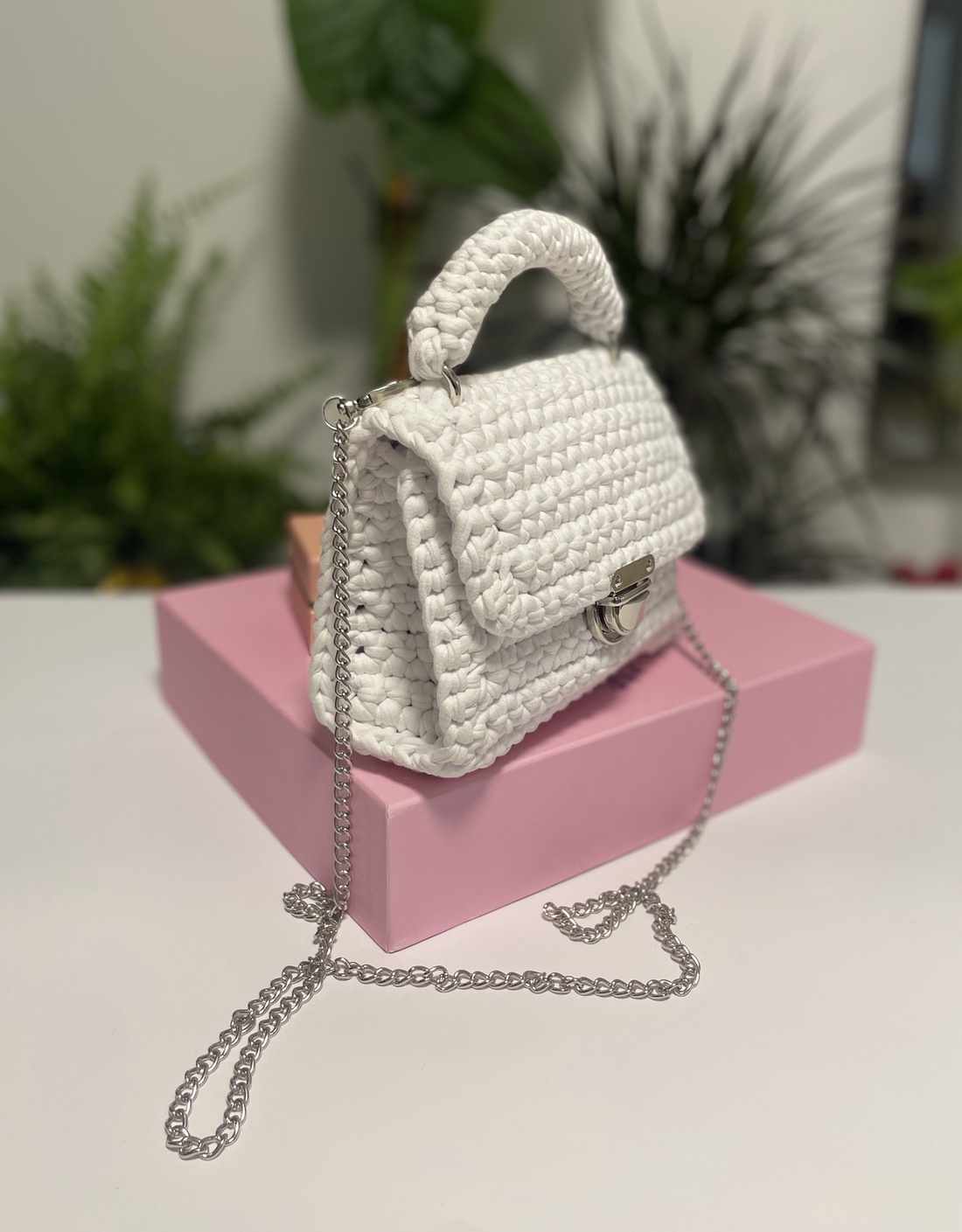 Poșetă croșetată manual  alb pur și elegant  - genți și portofele - genți de mână și umăr - geantă casual - Artynos.ro