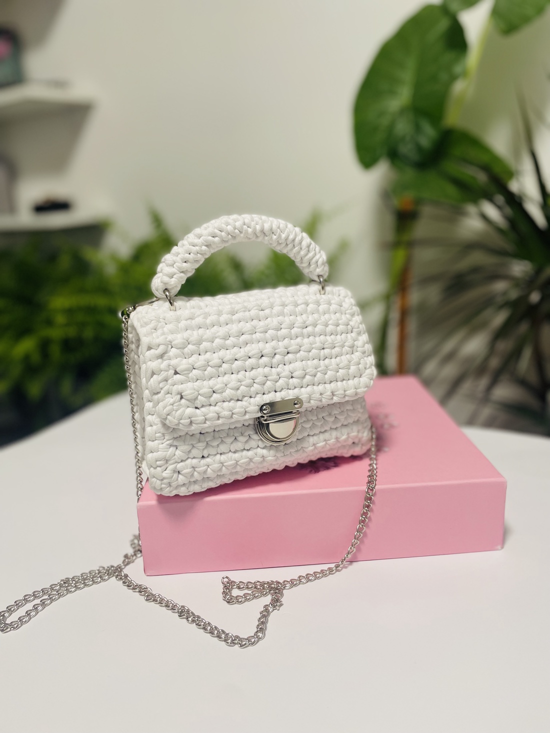 Poșetă croșetată manual  alb pur și elegant  - genți și portofele - genți de mână și umăr - geantă casual - Artynos.ro