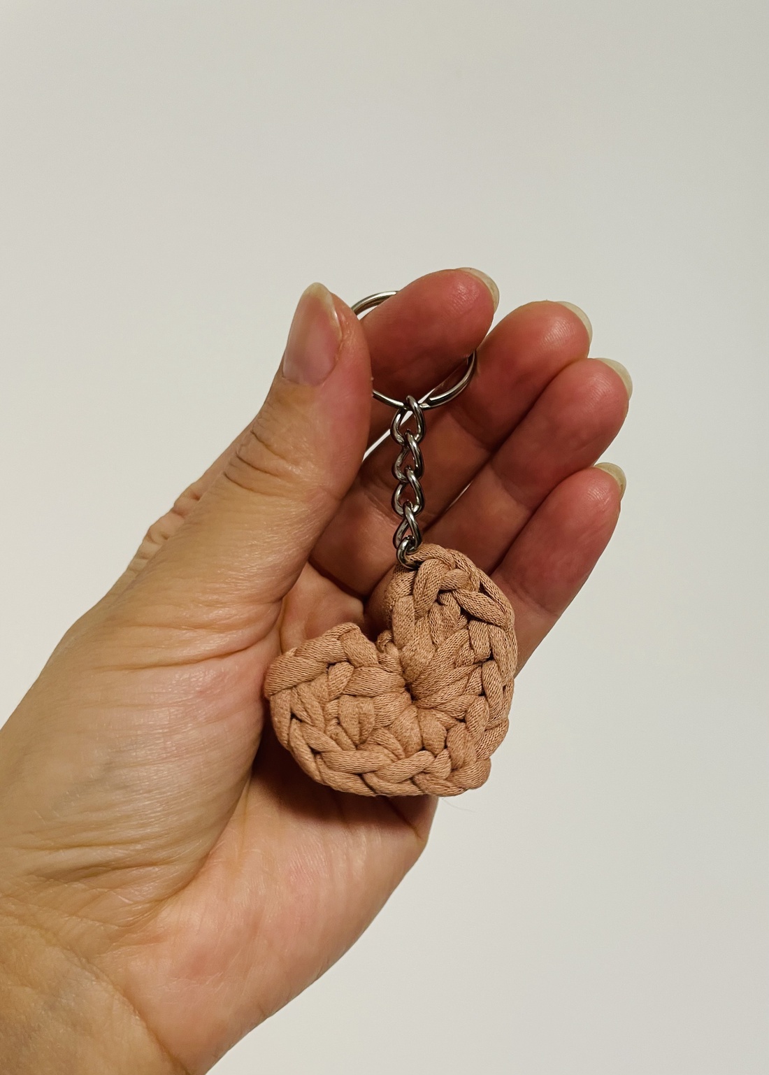 Breloc inimioară croșetată � culoare teracotă - genți și portofele - accesorii genți - breloc - Artynos.ro