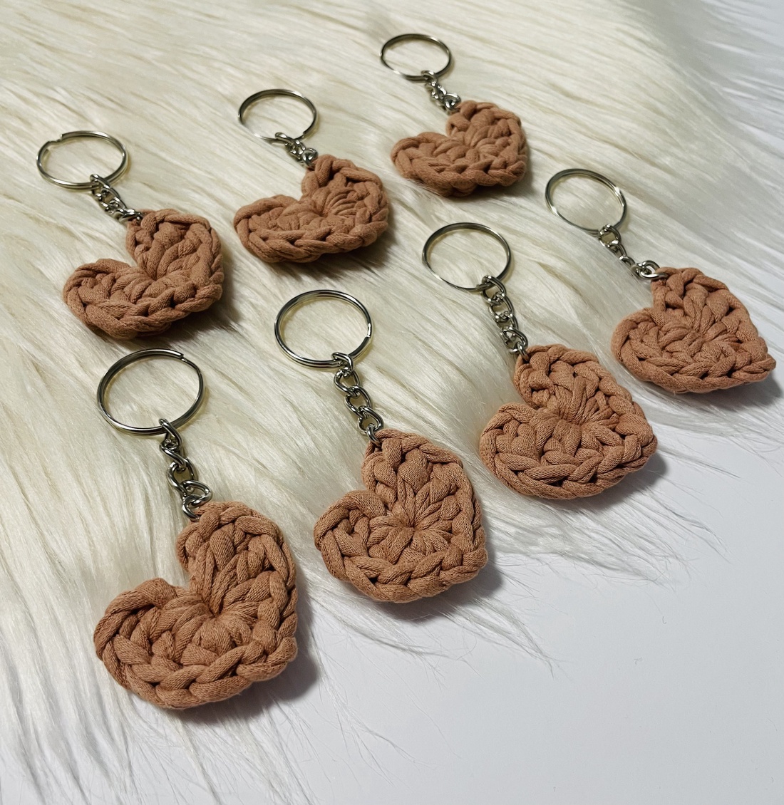 Breloc inimioară croșetată � culoare teracotă - genți și portofele - accesorii genți - breloc - Artynos.ro