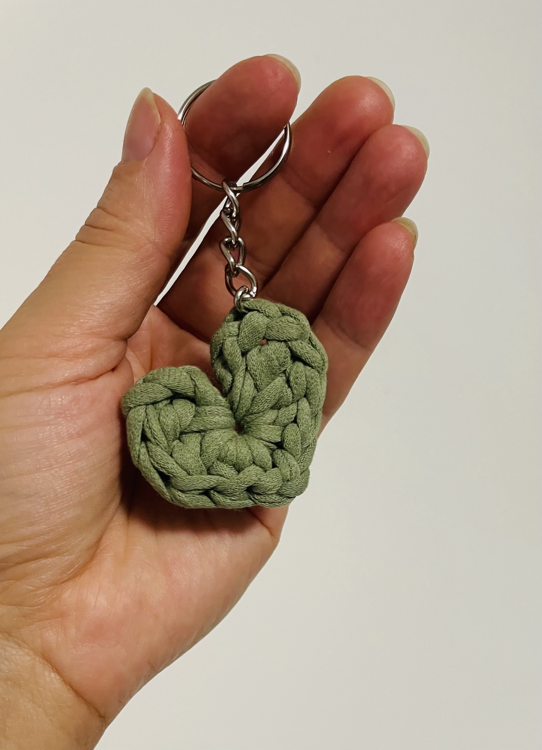 Breloc inimioară croșetată  culoare verde salvie - genți și portofele - accesorii genți - breloc - Artynos.ro